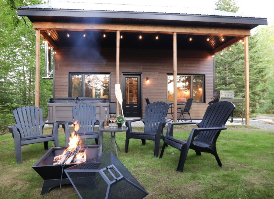 Domaine Île & Passions – Quatre mini-chalets locatifs, réalisé par CLG Construction