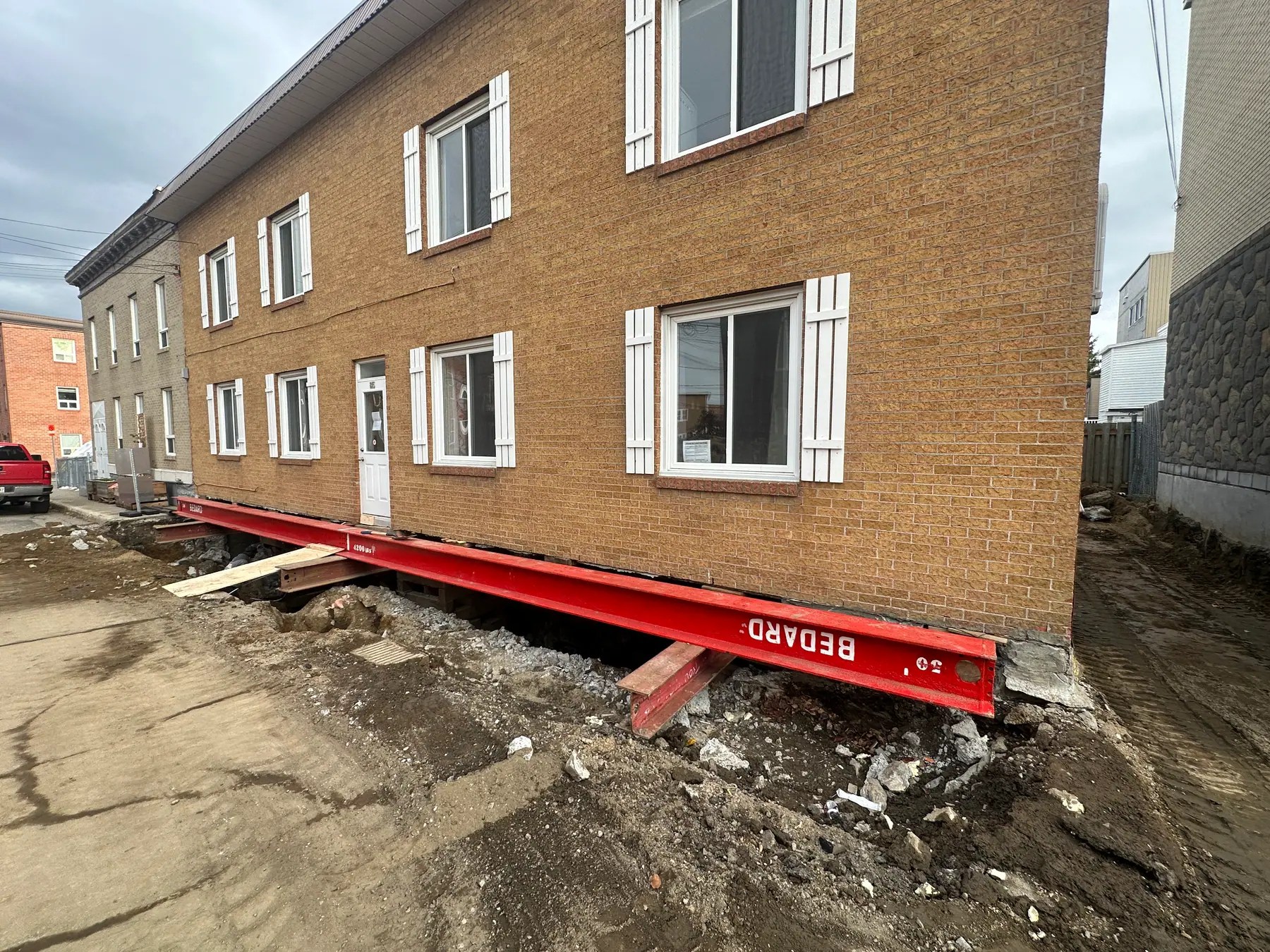 Projet Diaman – Immeuble multilogement soulevé pour des travaux de fondation, réalisé par CLG Construction