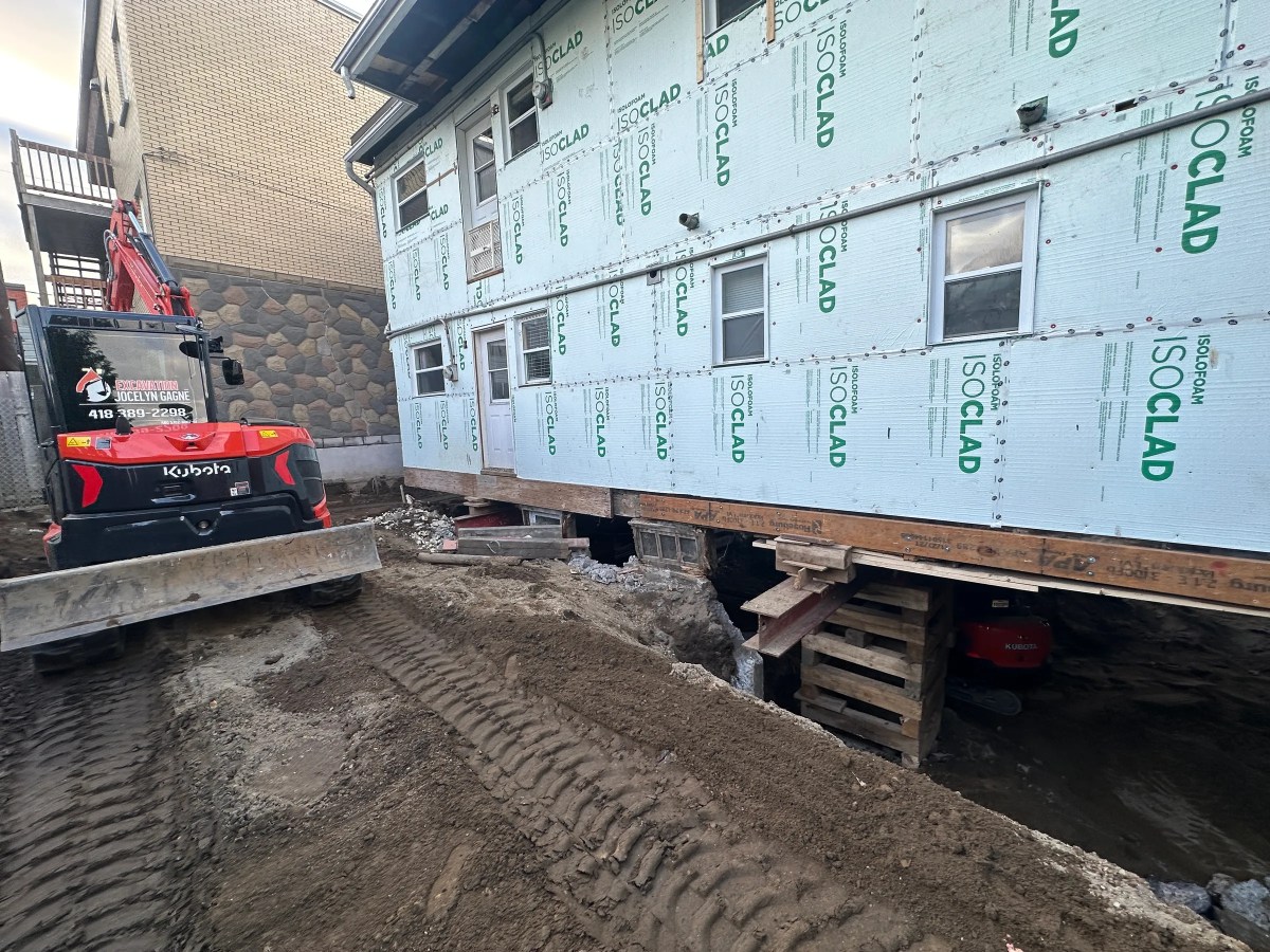 Immeuble Diaman soulevé, pare-air installé et excavation des fondations – CLG Construction