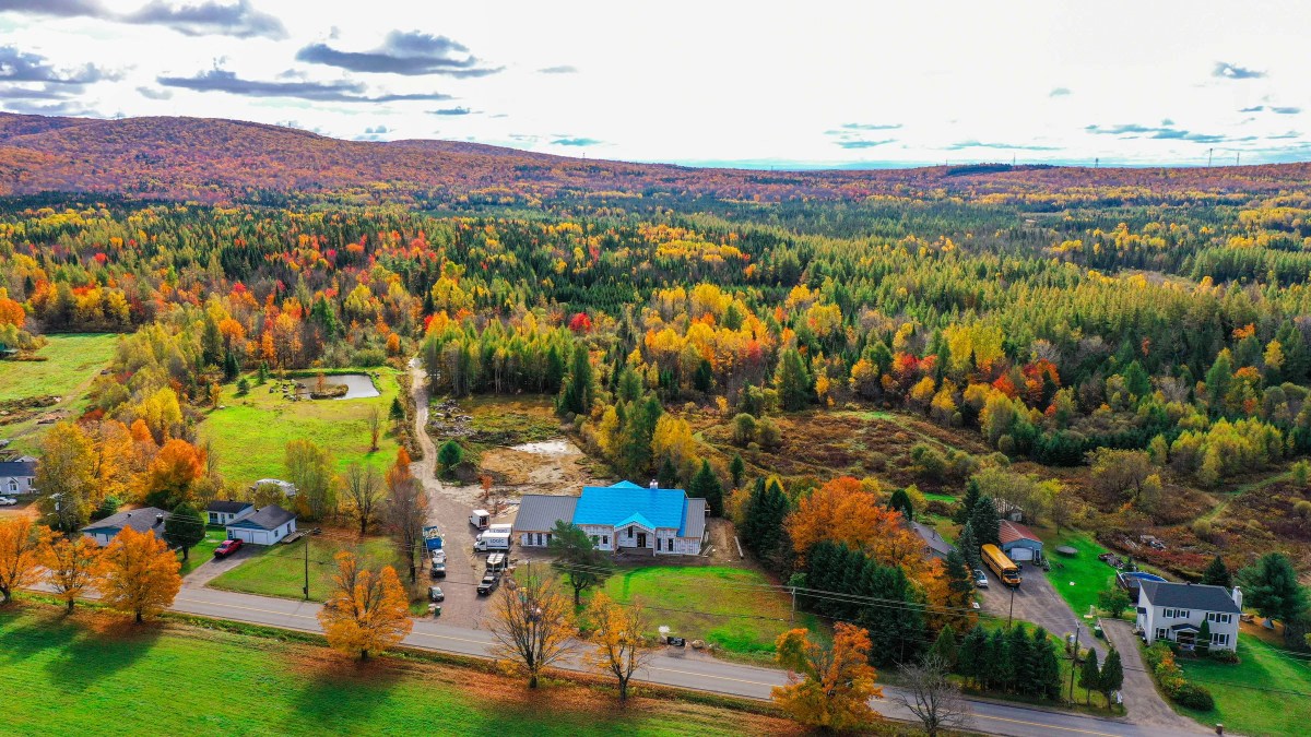 Ranch des Érables au milieu des couleurs d’automne – CLG Construction