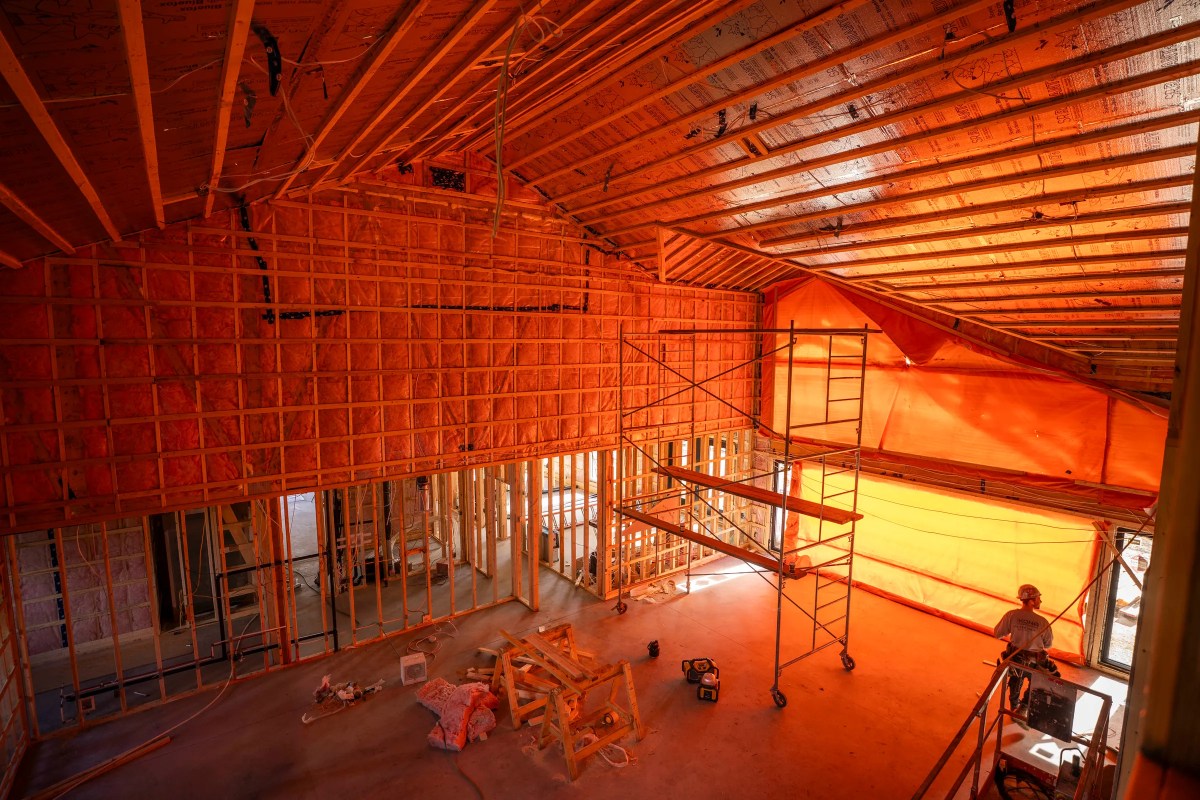 Charpente intérieure du Ranch des Érables sous les échafaudages – CLG Construction