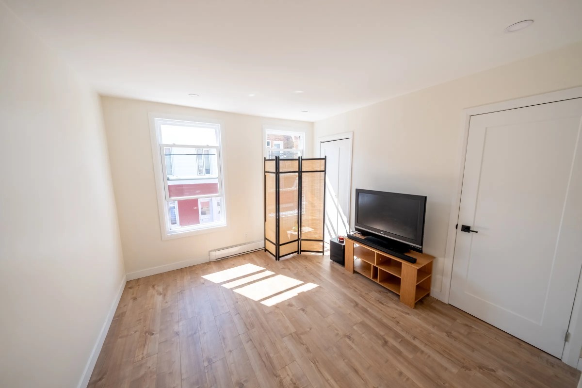 Salon lumineux d’un logement rénové de l’immeuble St-Agnès – CLG Construction