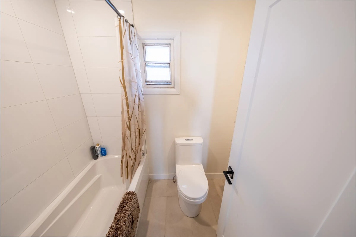 Salle de bain rénovée d’un logement St-Agnès – CLG Construction